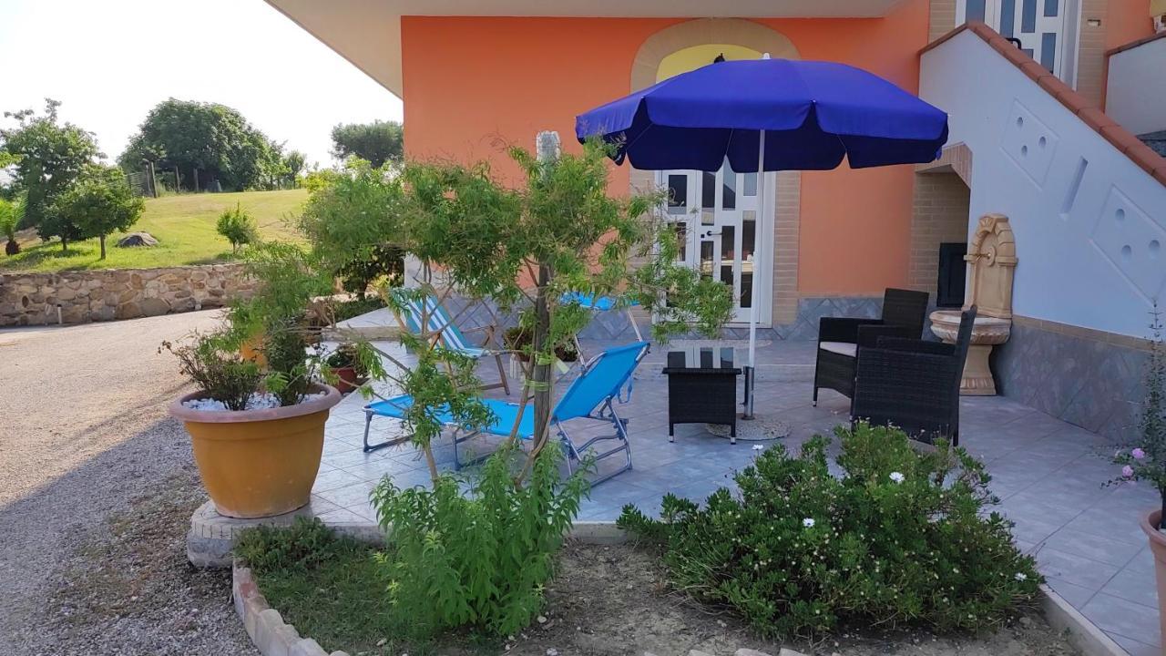 B&B I Tre Ulivi Morro d'Oro Екстер'єр фото